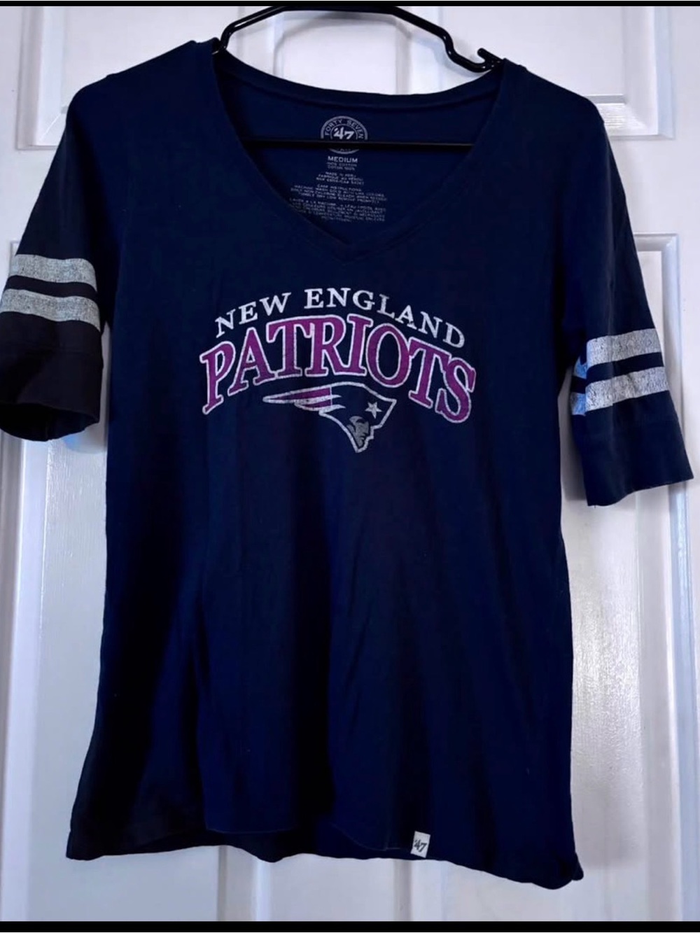'47 Navy New England Patriots Girls' V-Neck Tee with Silver Stripes